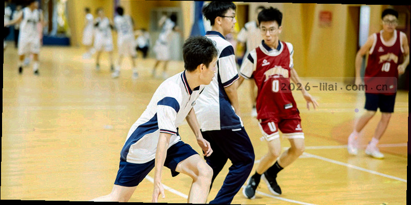 三角形警告标志内带有感叹号，背景为深蓝色与线条装饰